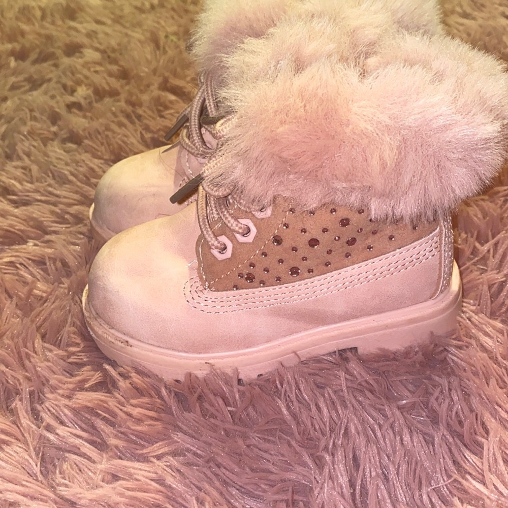 Cute furry pink toddler boots size 5 💖
